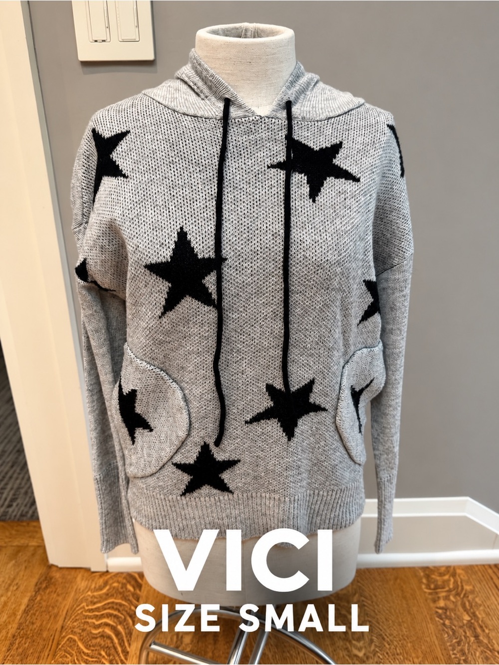 VICI Gray Black Star Knit Hooded Sweater Pullover Pockets Size Small